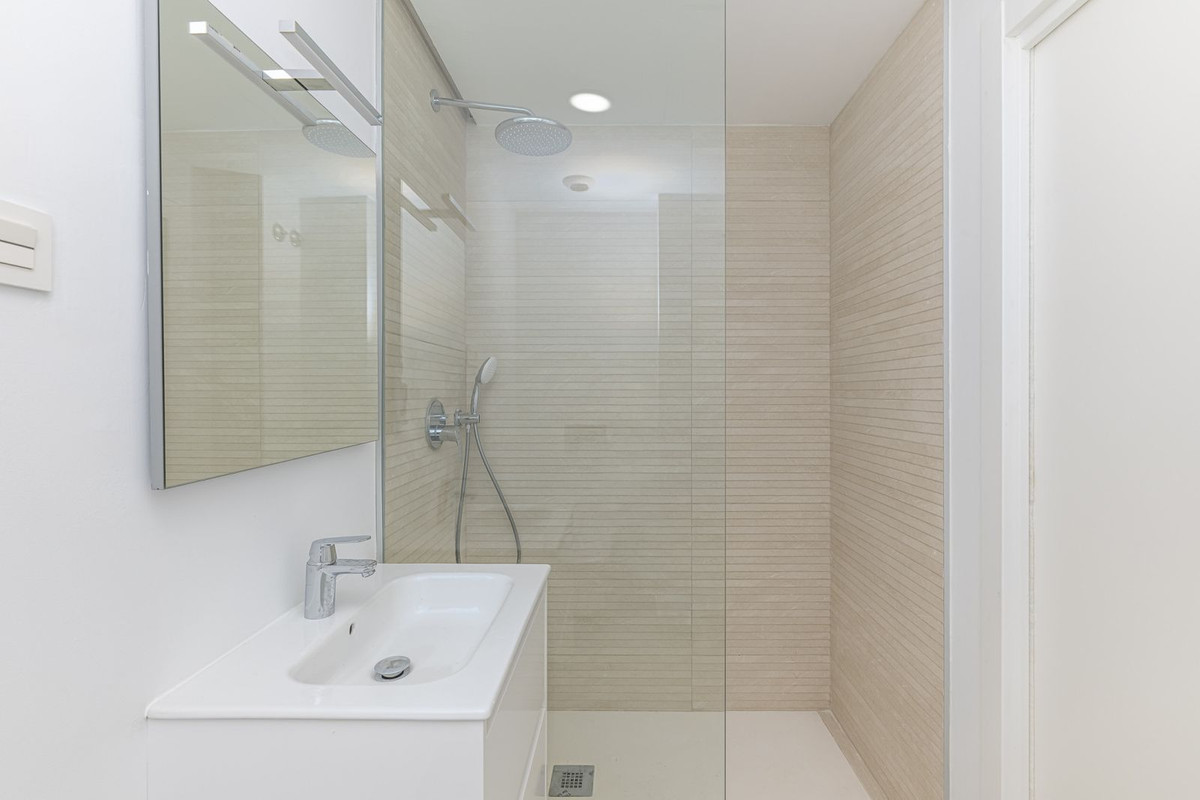 Se vende Apartamento Planta Media de 2 dormitorios en Costa Del Sol, Málaga, España