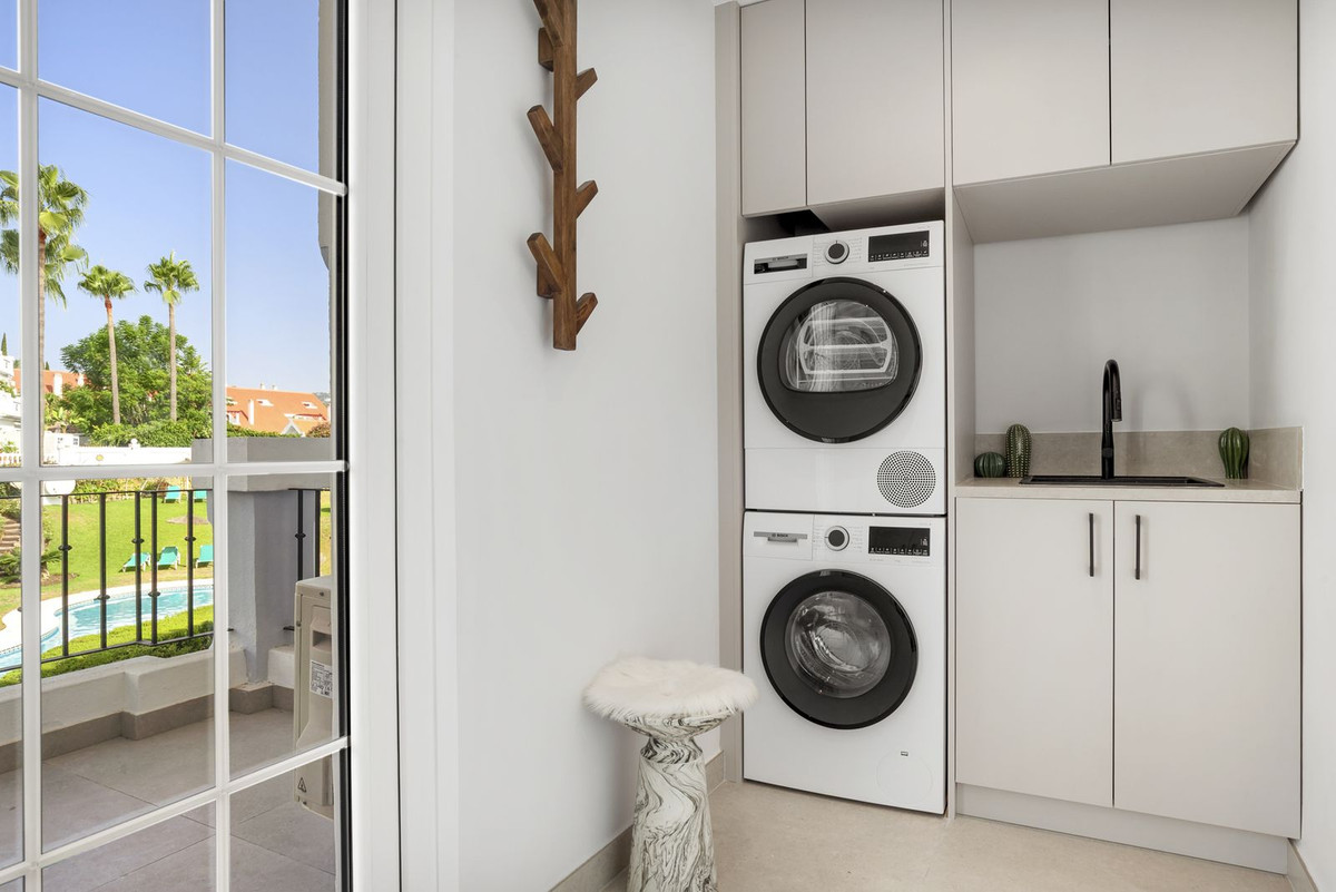 5 Bed Apartment for sale in Nueva Andalucía Costa Del Sol, Málaga, Spain