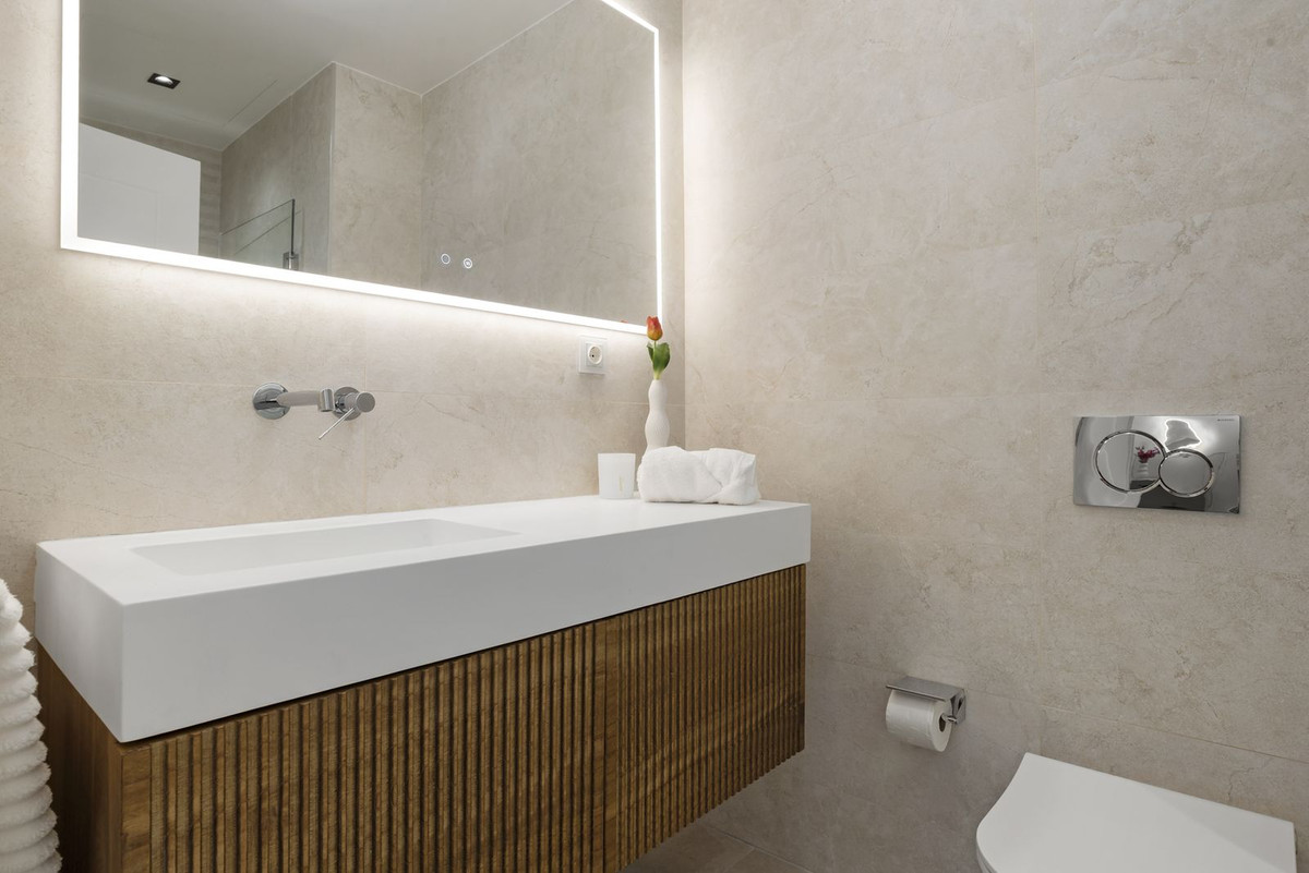 5 Bed Apartment for sale in Nueva Andalucía Costa Del Sol, Málaga, Spain