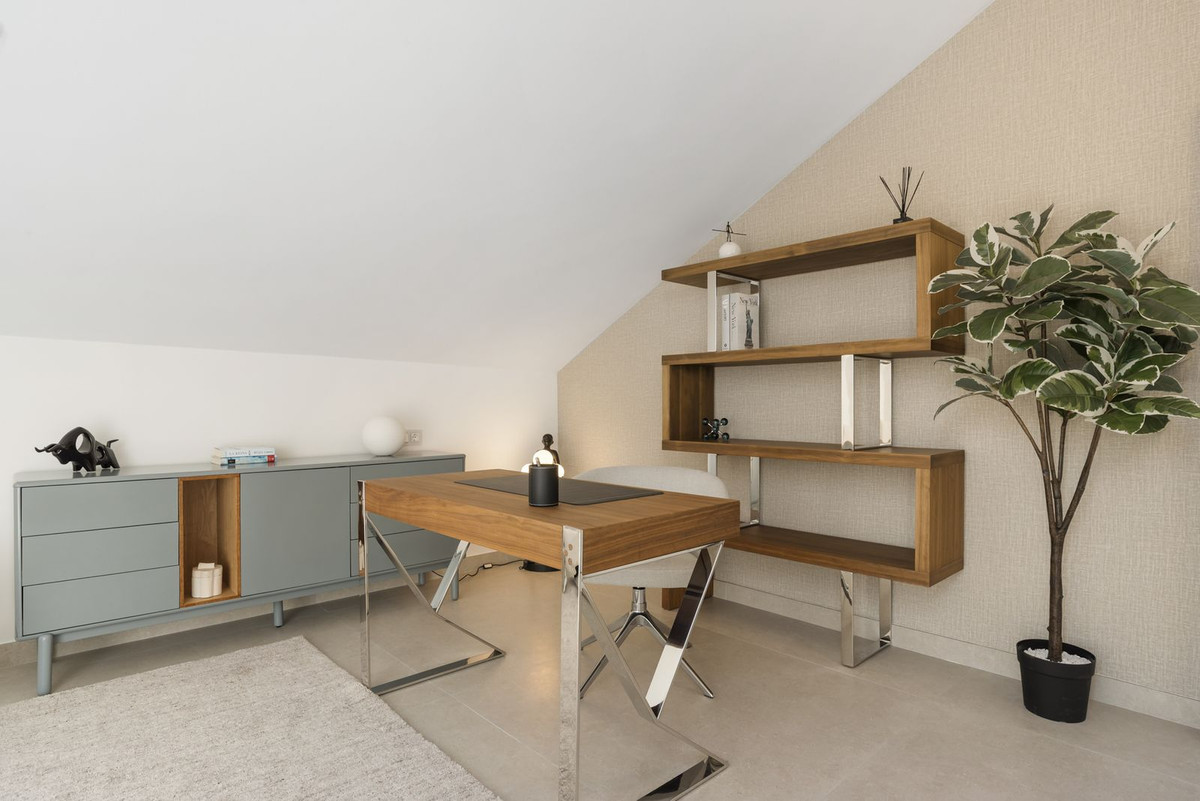 5 Bed Apartment for sale in Nueva Andalucía Costa Del Sol, Málaga, Spain