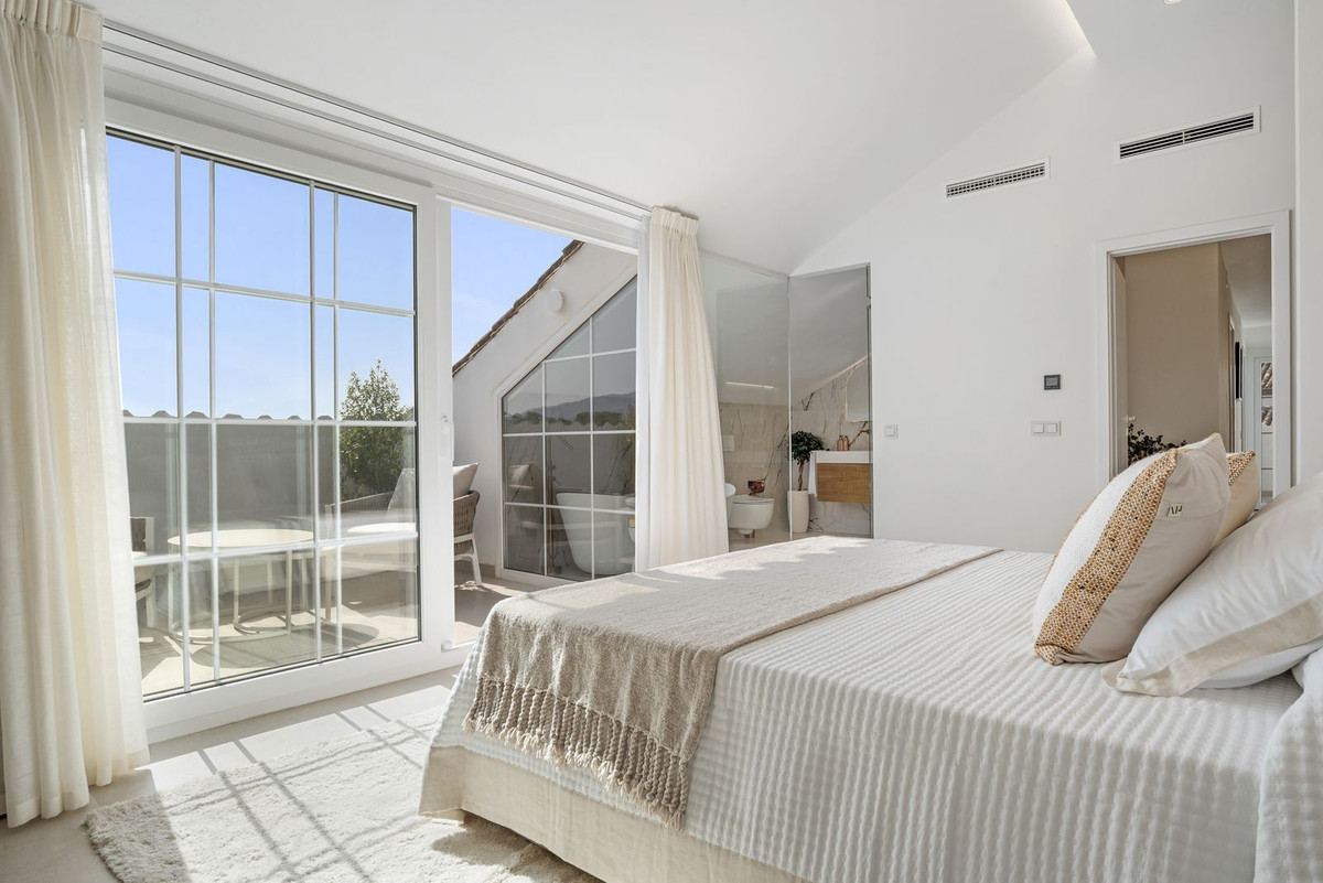 5 Bed Apartment for sale in Nueva Andalucía Costa Del Sol, Málaga, Spain