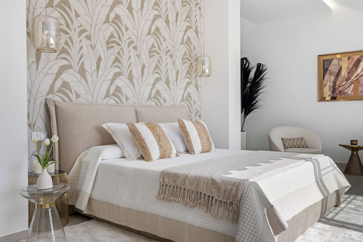5 Bed Apartment for sale in Nueva Andalucía Costa Del Sol, Málaga, Spain