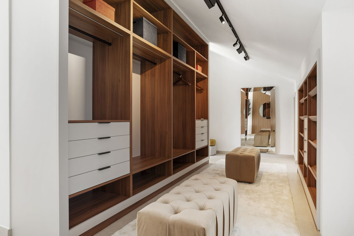 5 Bed Apartment for sale in Nueva Andalucía Costa Del Sol, Málaga, Spain