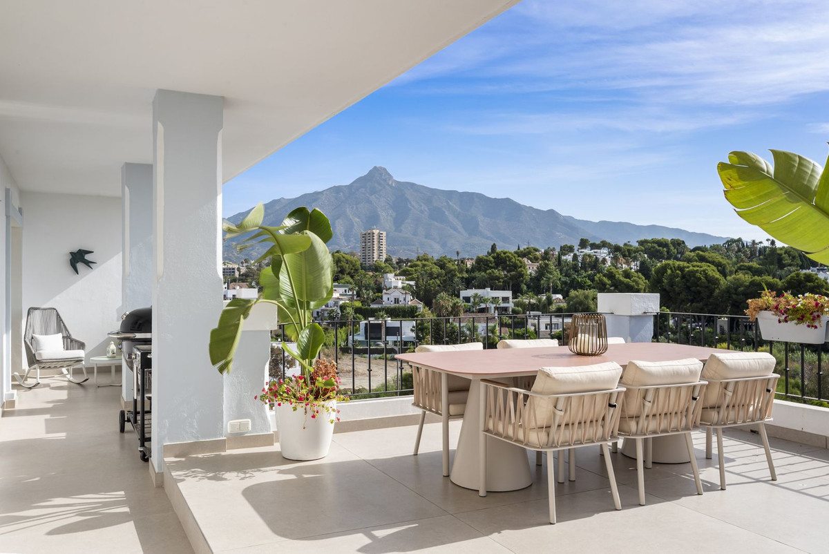 5 Bed Apartment for sale in Nueva Andalucía Costa Del Sol, Málaga, Spain
