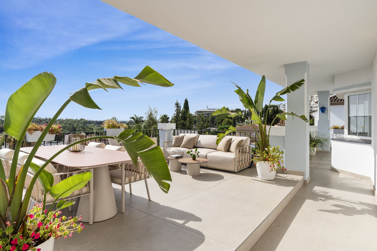 5 Bed Apartment for sale in Nueva Andalucía Costa Del Sol, Málaga, Spain