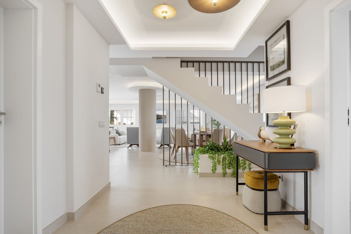 5 Bed Apartment for sale in Nueva Andalucía Costa Del Sol, Málaga, Spain