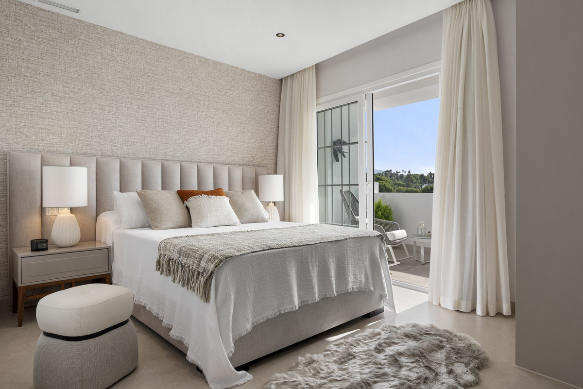 5 Bed Apartment for sale in Nueva Andalucía Costa Del Sol, Málaga, Spain