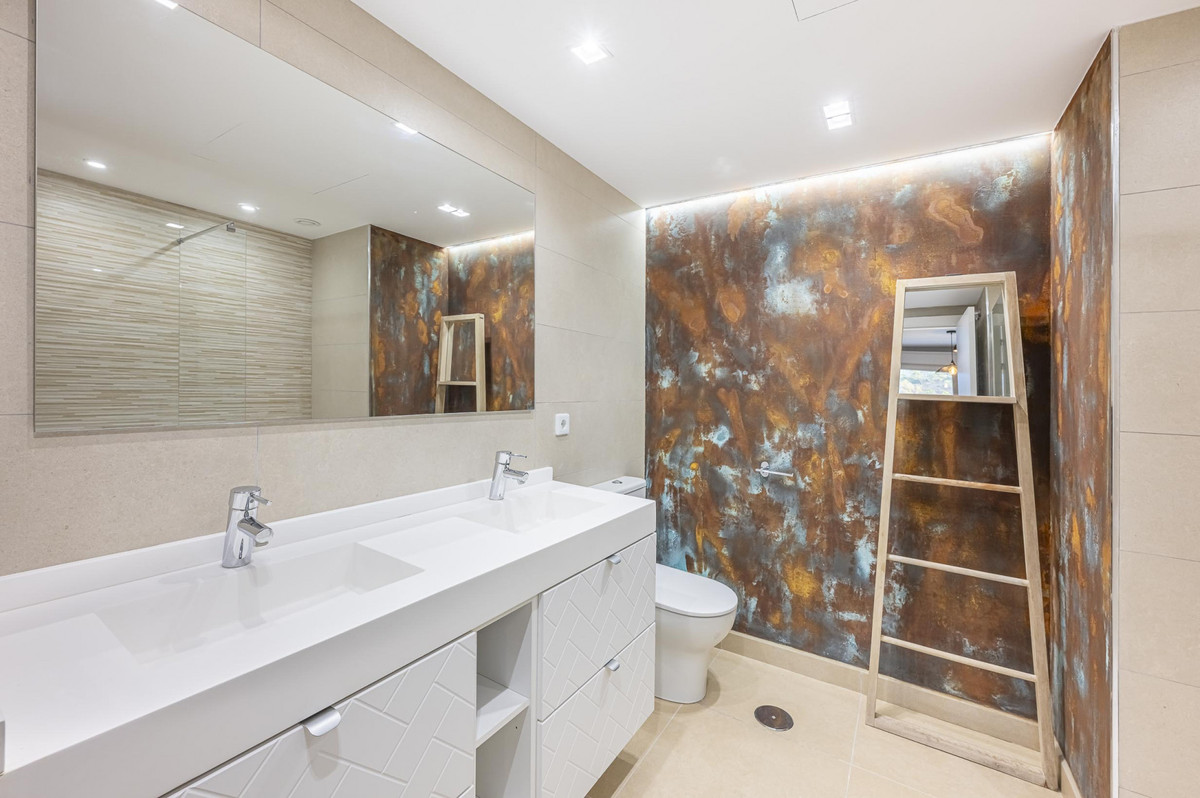 2 Bed Apartment for sale in Benahavís Costa Del Sol, Málaga, Spain