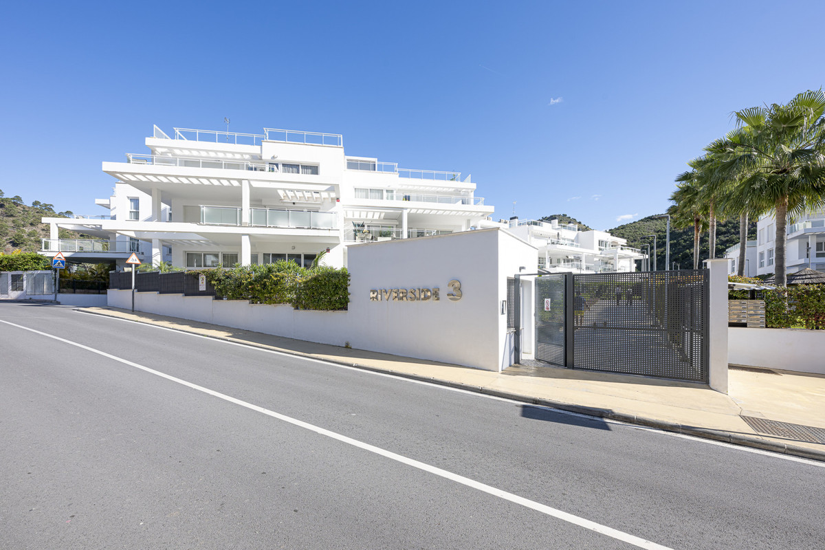 2 Bed Apartment for sale in Benahavís Costa Del Sol, Málaga, Spain