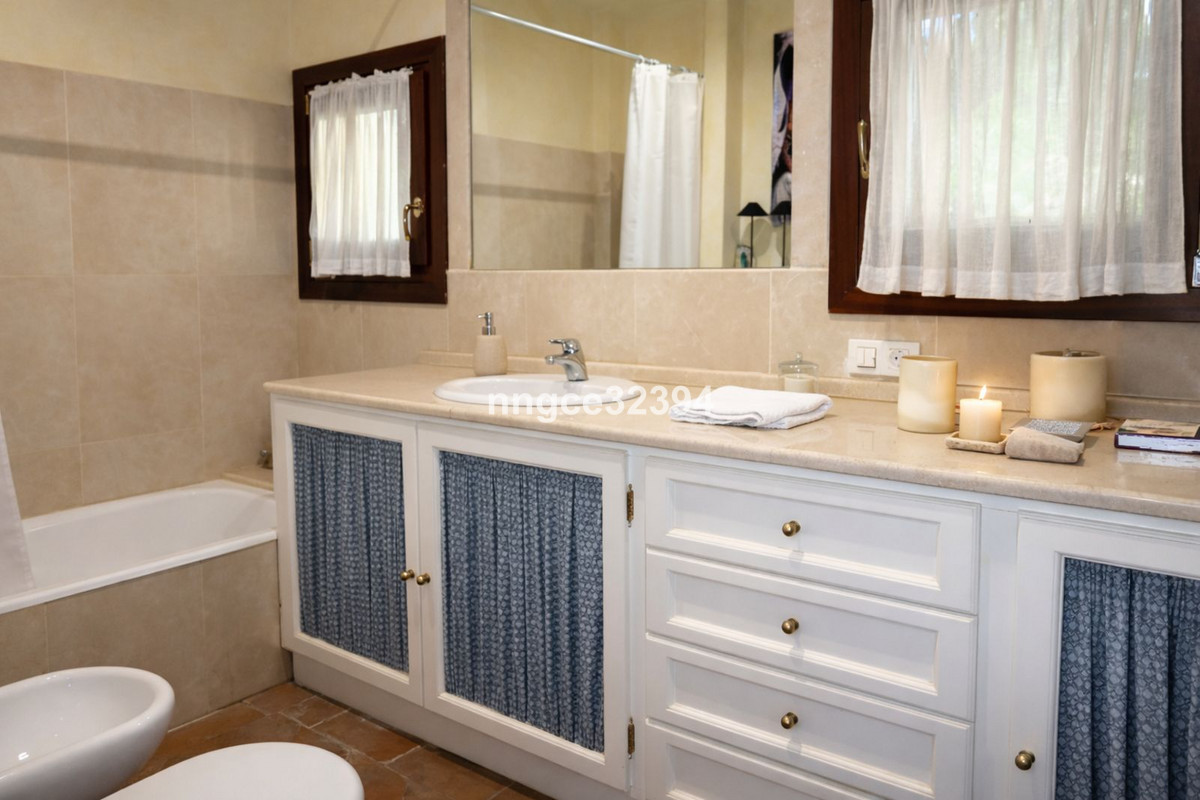 Se vende Villa - Chalet de 5 dormitorios en Costa Del Sol, Cadiz, España