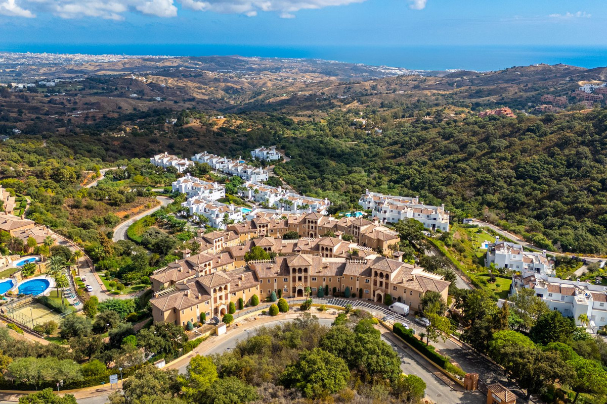 2 Bed Apartment for sale in La Mairena Costa Del Sol, Málaga, Spain