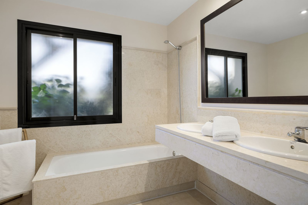 2 Bed Apartment for sale in Benahavís Costa Del Sol, Málaga, Spain