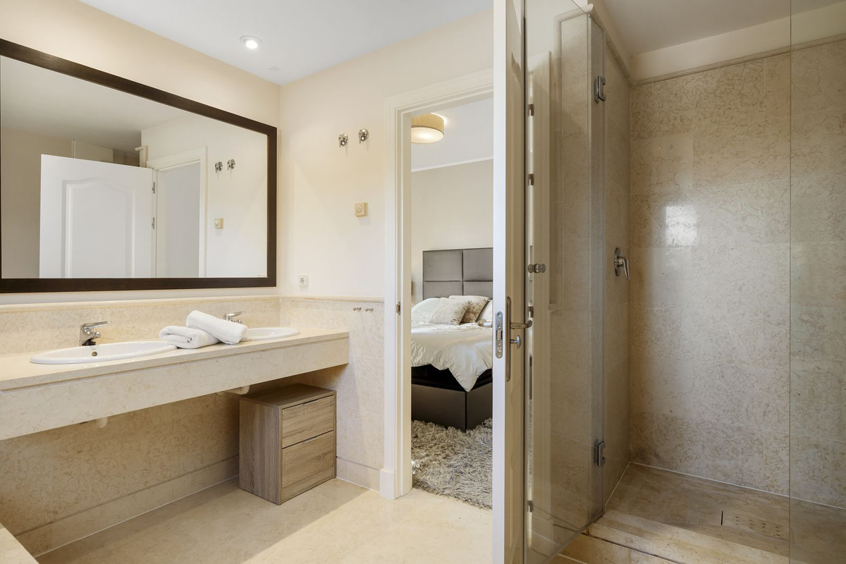 2 Bed Apartment for sale in Benahavís Costa Del Sol, Málaga, Spain
