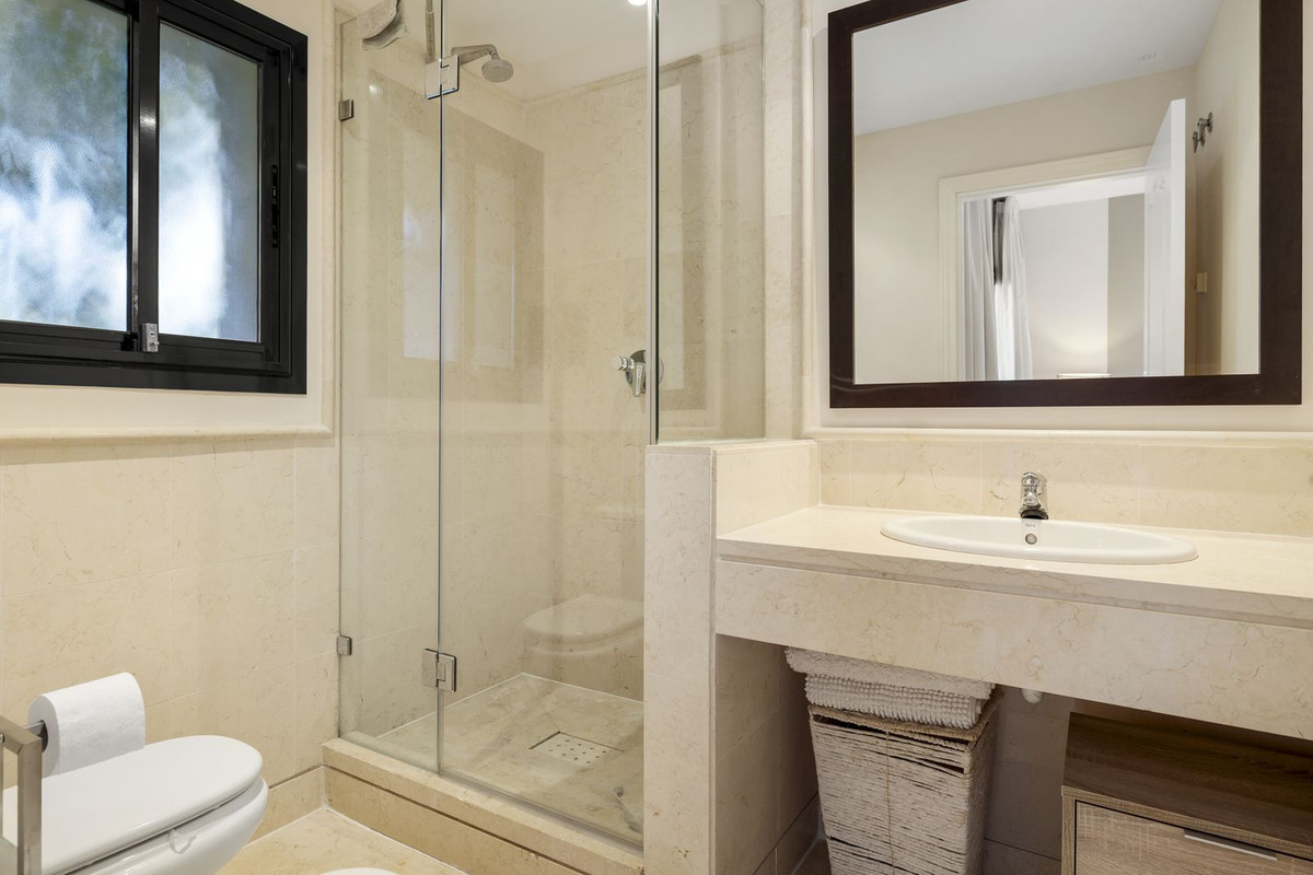 2 Bed Apartment for sale in Benahavís Costa Del Sol, Málaga, Spain