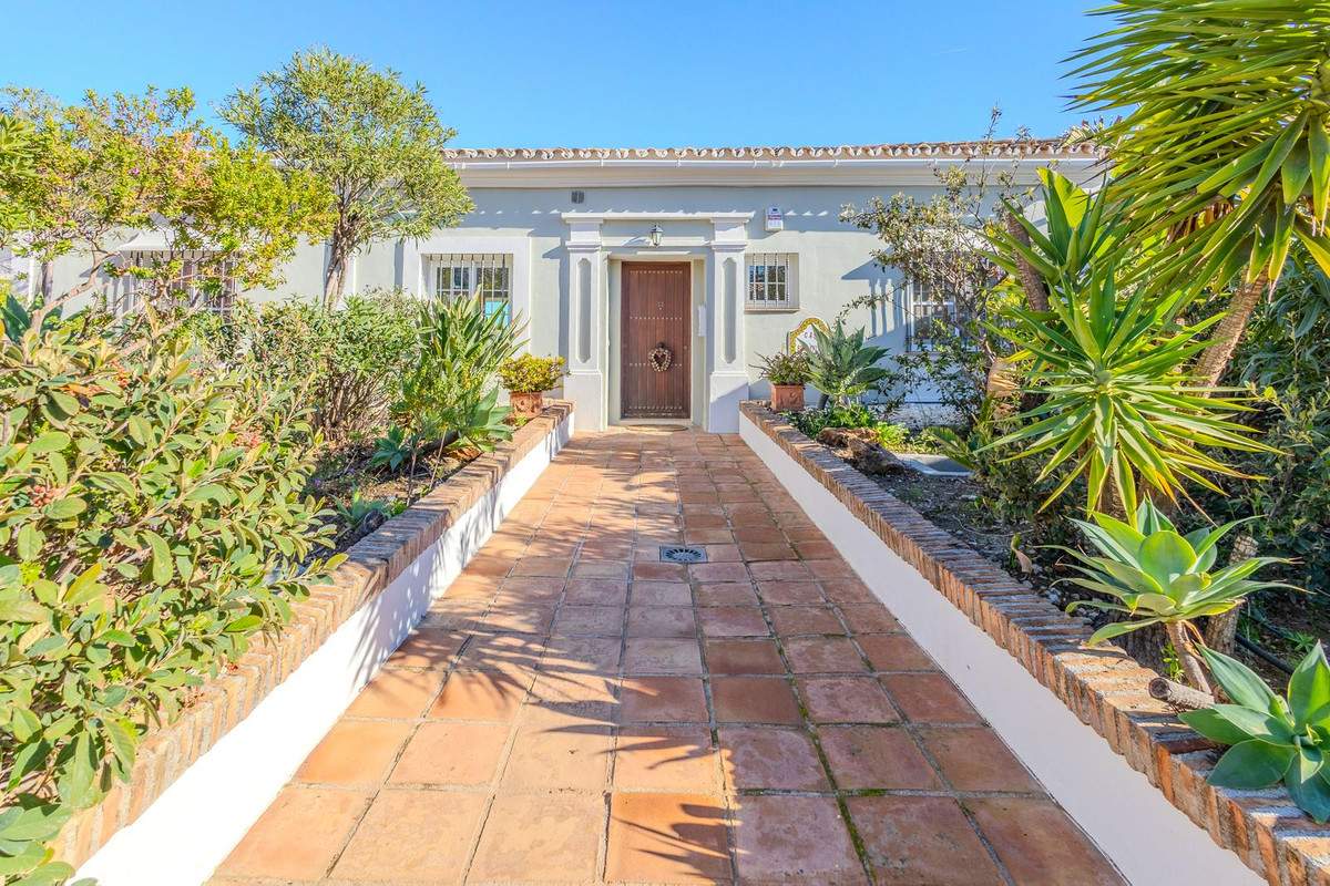 4 Bed Townhouse for sale in Nueva Andalucía Costa Del Sol, Málaga, Spain