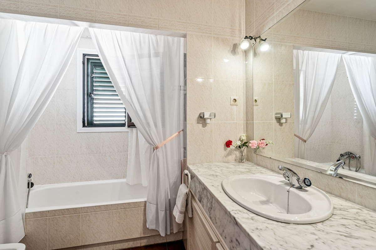 Se vende Villa - Chalet de 5 dormitorios en Costa Del Sol, Málaga, España
