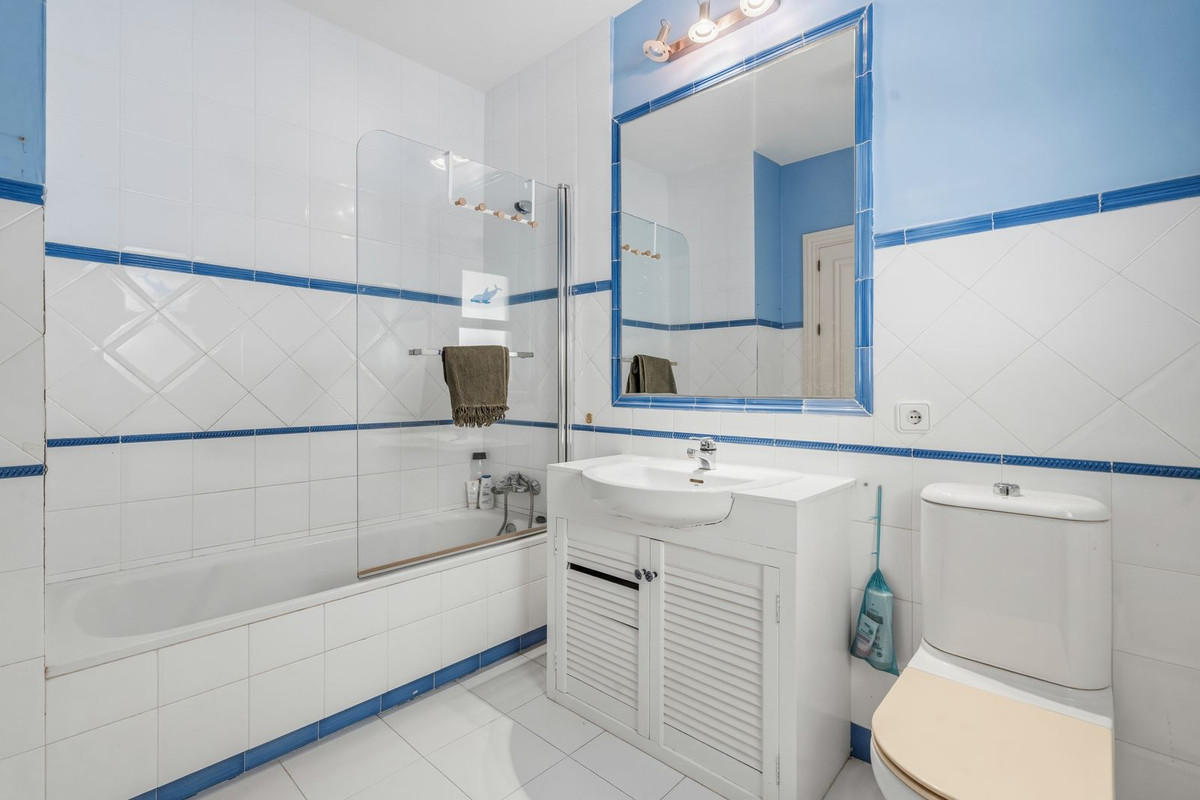 2 Bed Apartment for sale in La Quinta Costa Del Sol, Málaga, Spain