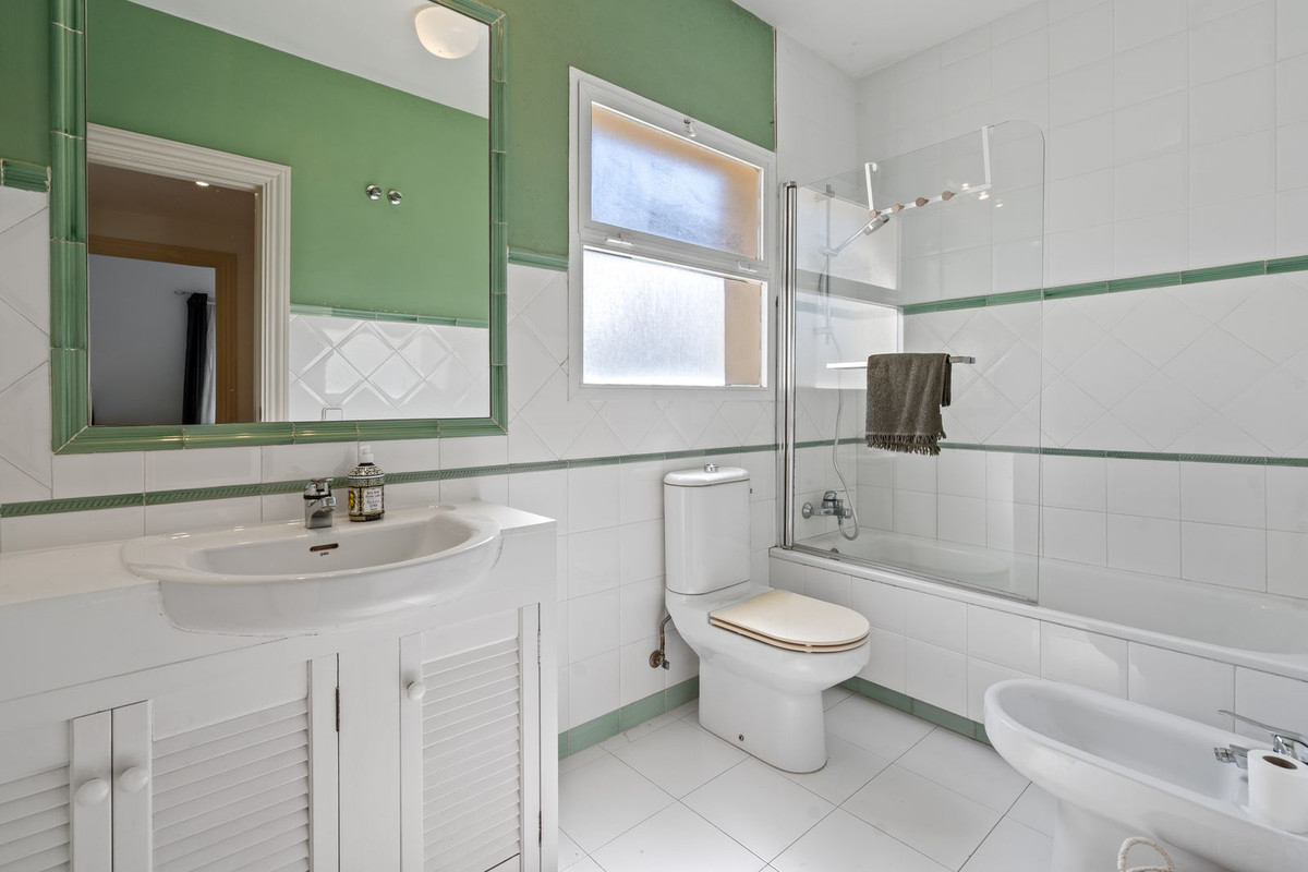 2 Bed Apartment for sale in La Quinta Costa Del Sol, Málaga, Spain