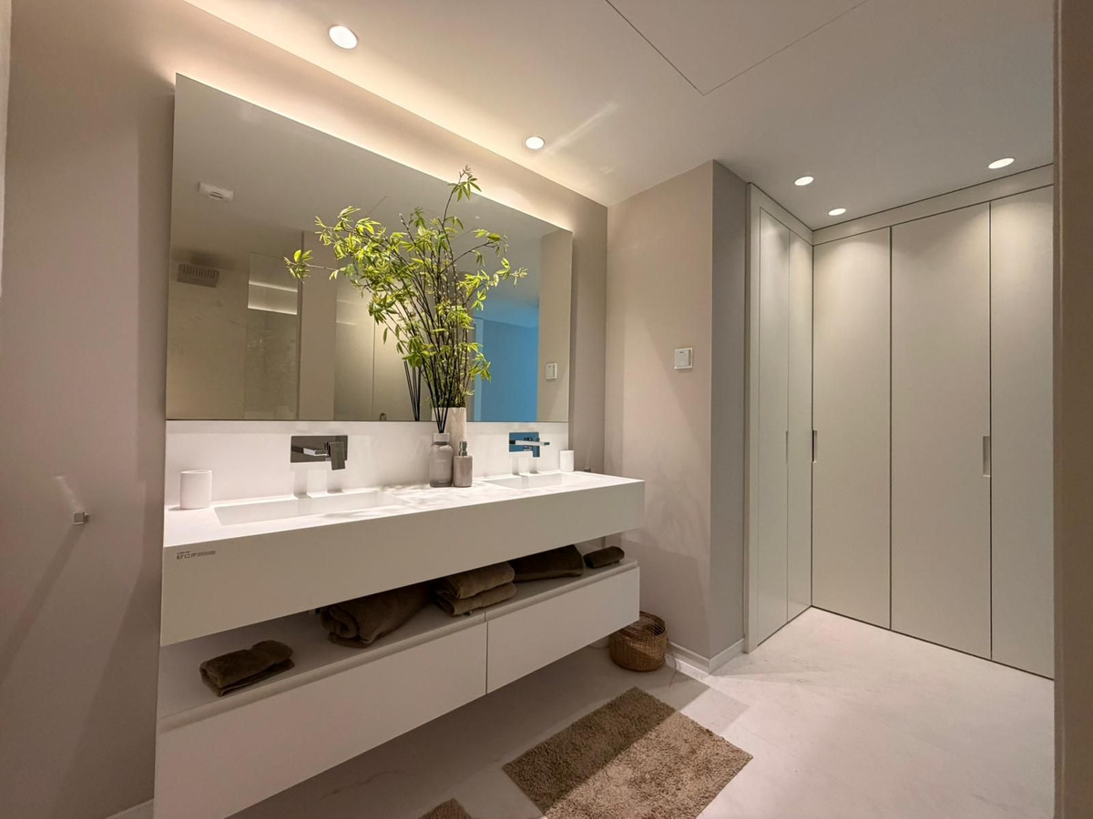 Se vende Apartamento Planta Media de 2 dormitorios en Costa Del Sol, Málaga, España