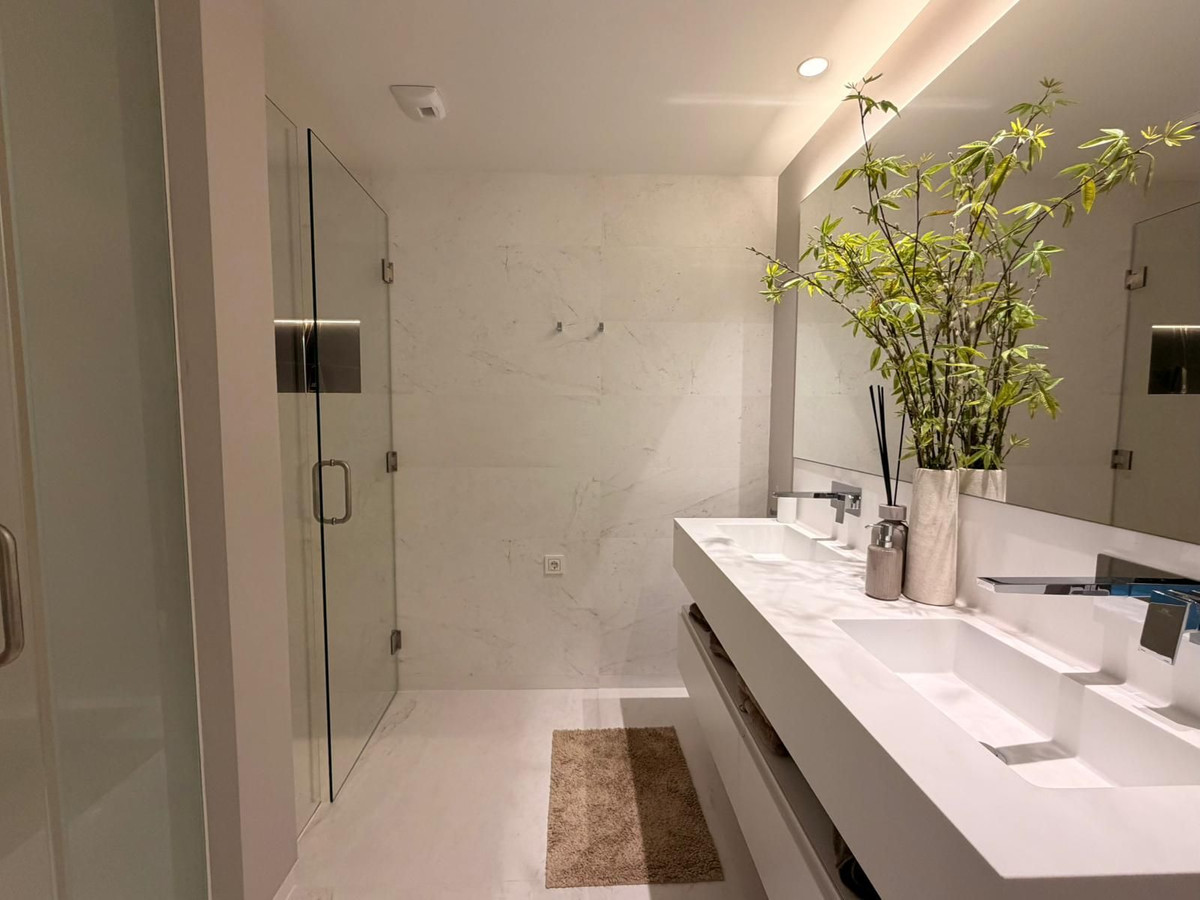 Se vende Apartamento Planta Media de 2 dormitorios en Costa Del Sol, Málaga, España