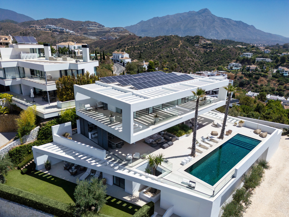 6 Bed Townhouse for sale in La Quinta Costa Del Sol, Málaga, Spain