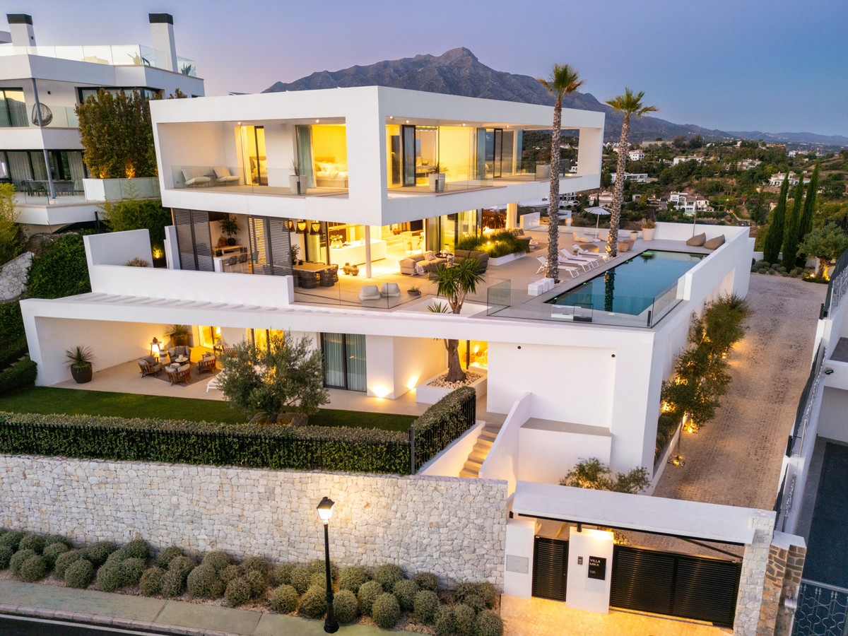 6 Bed Townhouse for sale in La Quinta Costa Del Sol, Málaga, Spain