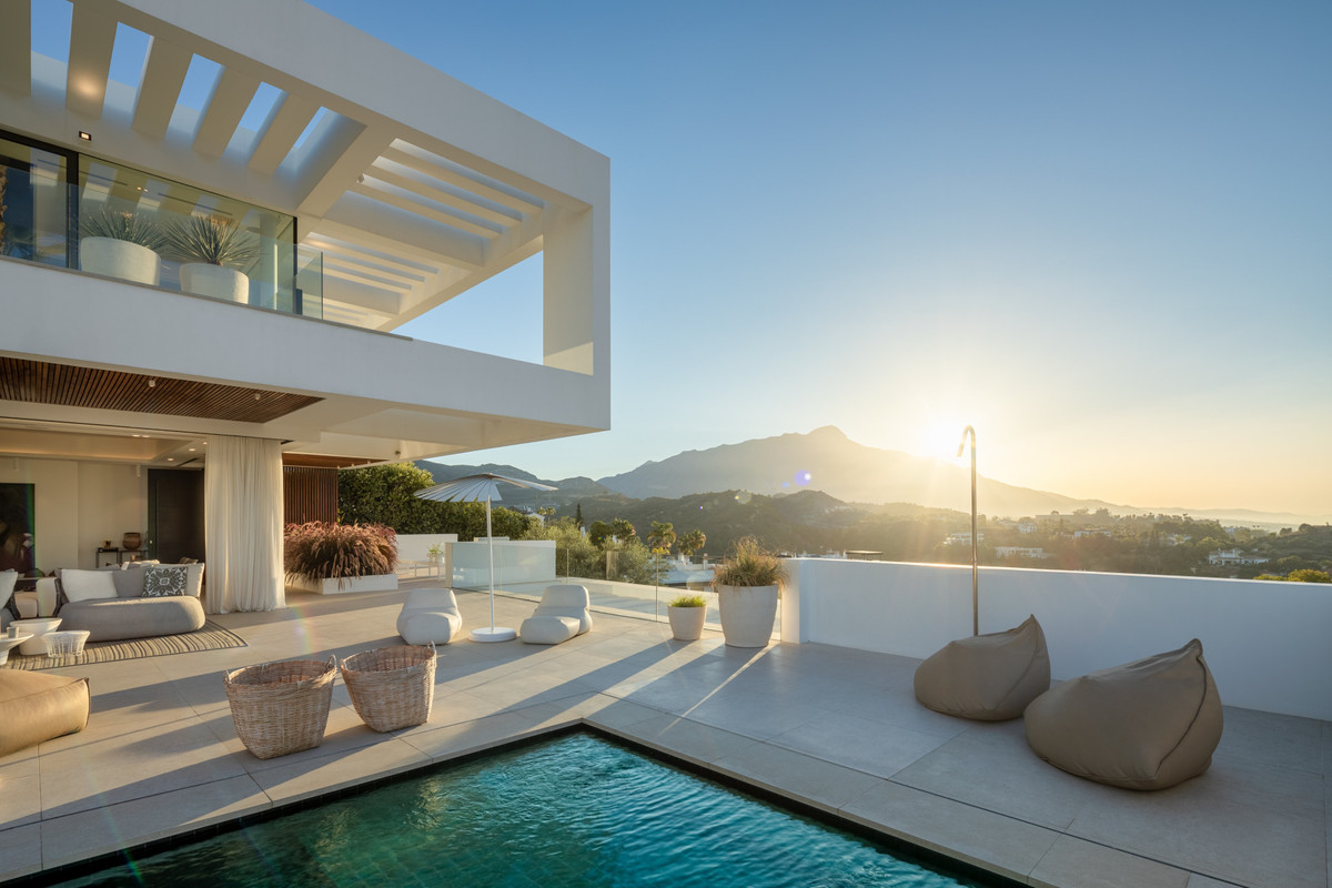 6 Bed Townhouse for sale in La Quinta Costa Del Sol, Málaga, Spain