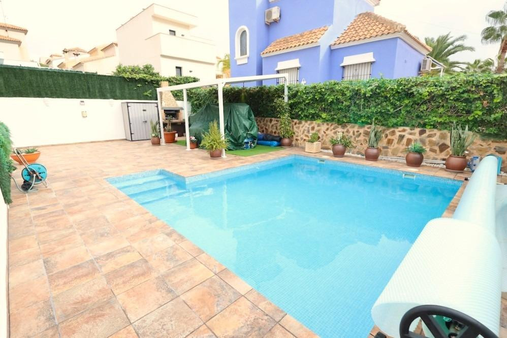Se vende Villa - Chalet de 4 dormitorios en Costa Blanca, Alicante, España