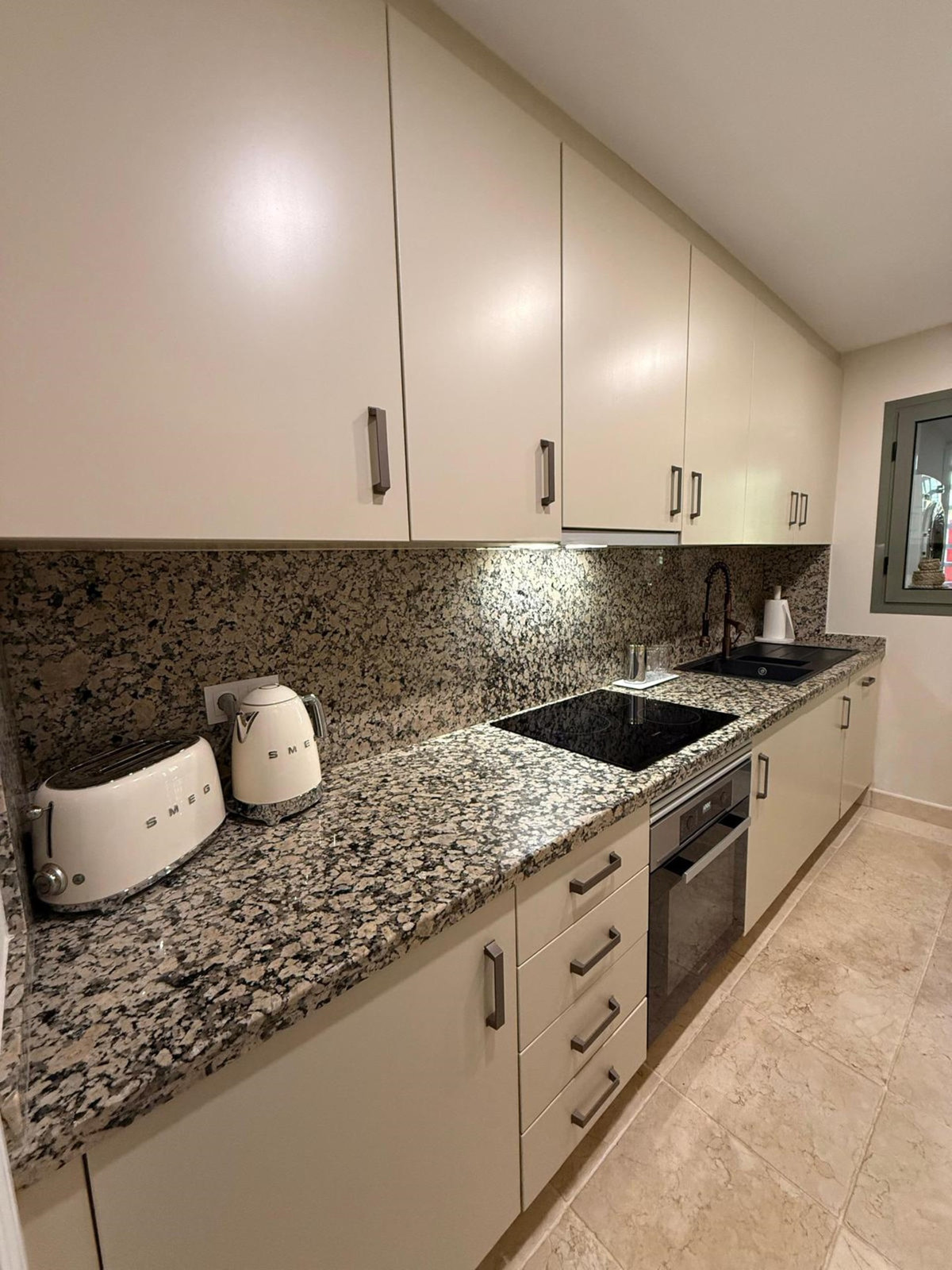 Se vende Apartamento Planta Media de 2 dormitorios en Costa Del Sol, Málaga, España