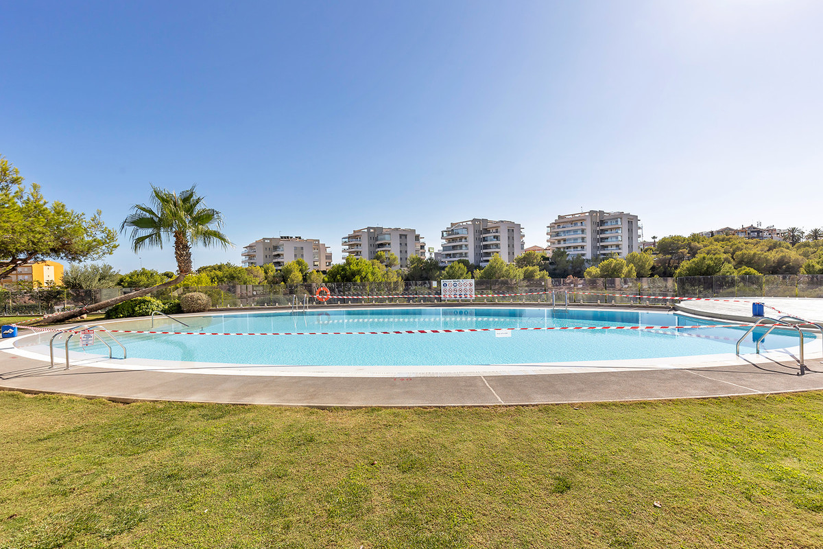 Se vende Apartamento Planta Media de 2 dormitorios en Costa Blanca, Alicante, España