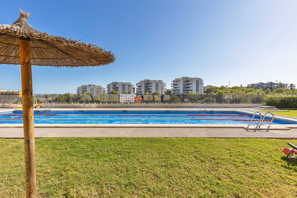 Se vende Apartamento Planta Media de 2 dormitorios en Costa Blanca, Alicante, España