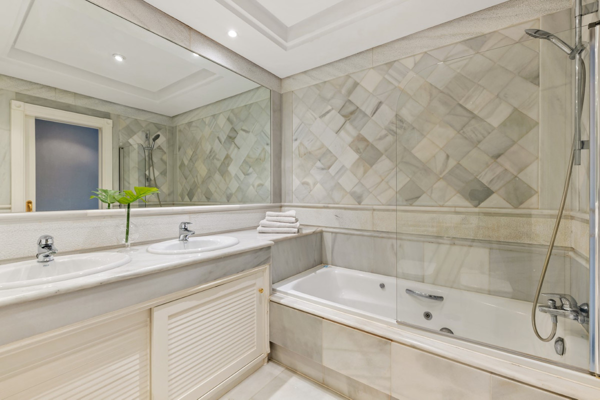Se vende Apartamento Planta Media de 2 dormitorios en Costa Del Sol, Málaga, España