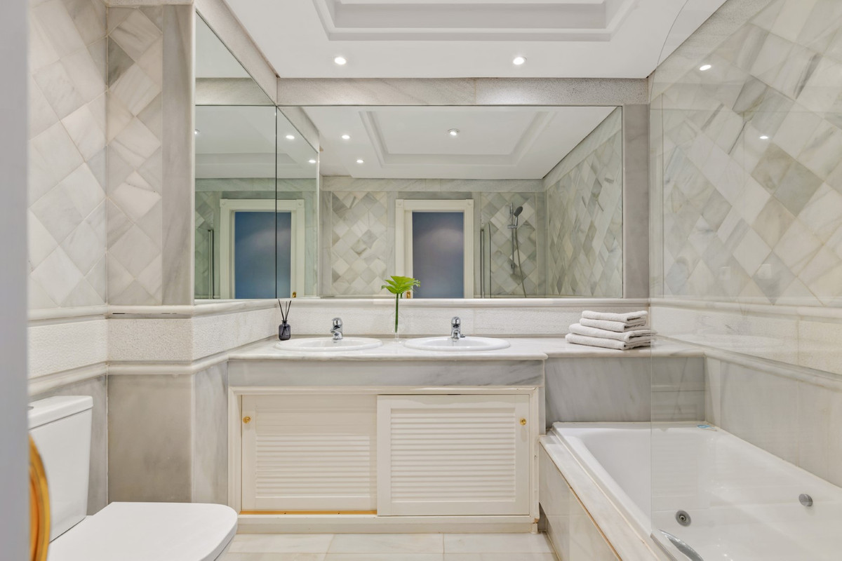 Se vende Apartamento Planta Media de 2 dormitorios en Costa Del Sol, Málaga, España