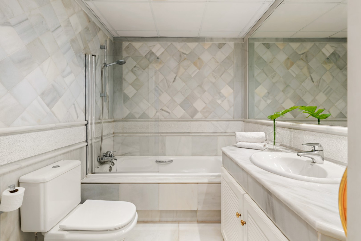 Se vende Apartamento Planta Media de 2 dormitorios en Costa Del Sol, Málaga, España