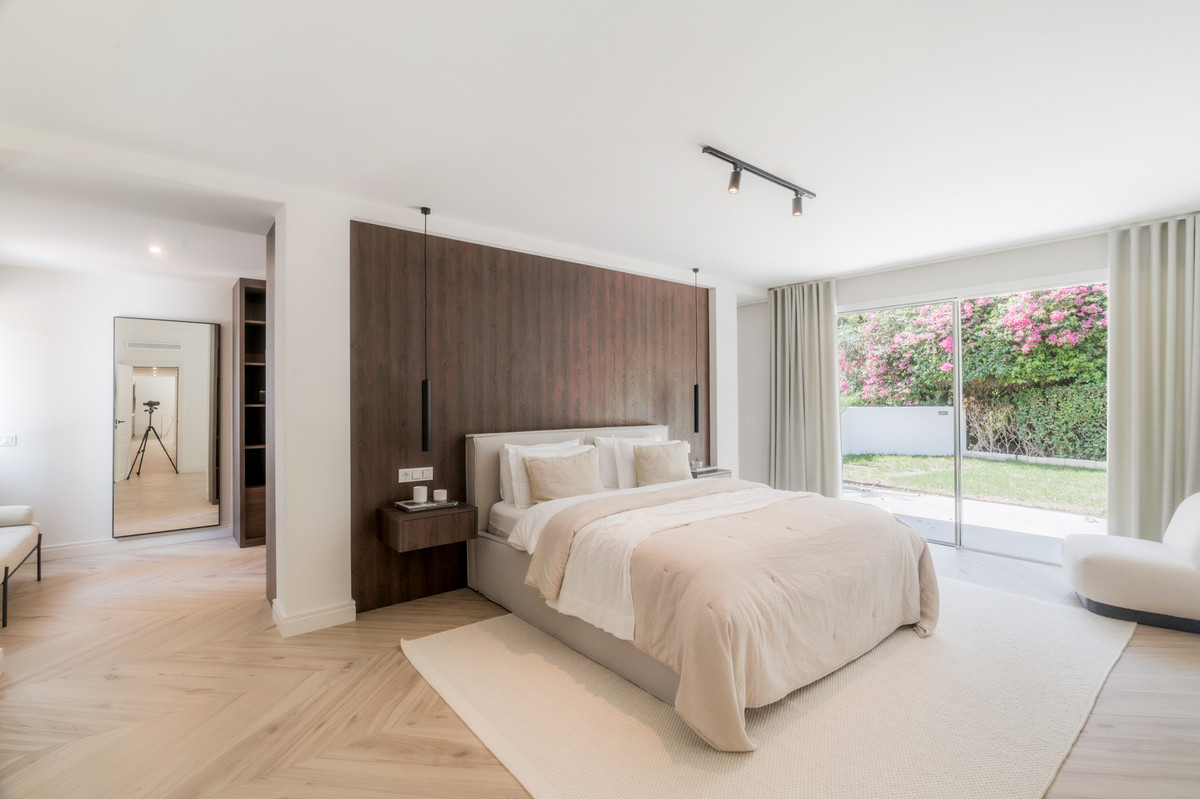 4 Bed Apartment for sale in The Golden Mile Costa Del Sol, Málaga, Spain