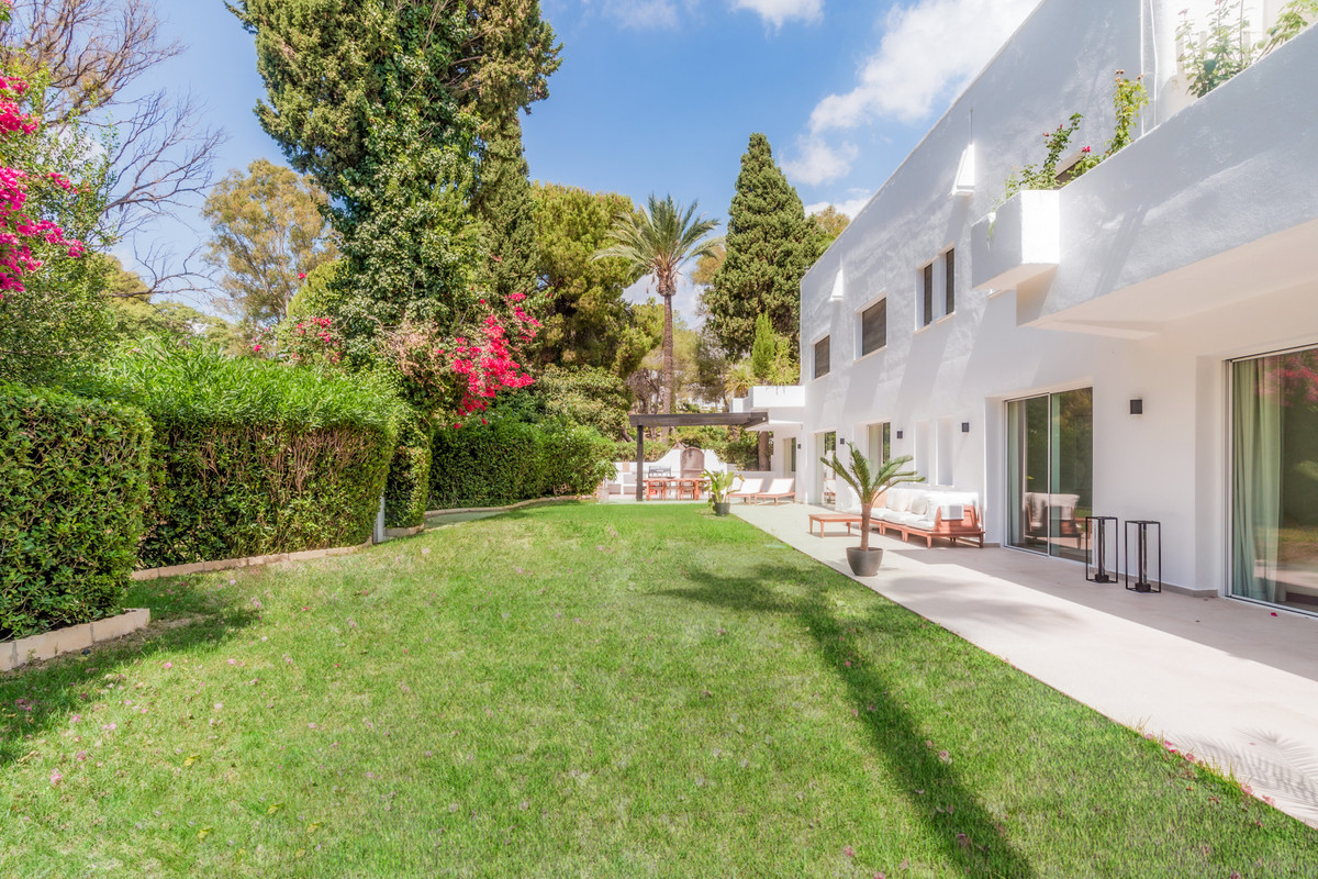 4 Bed Apartment for sale in The Golden Mile Costa Del Sol, Málaga, Spain