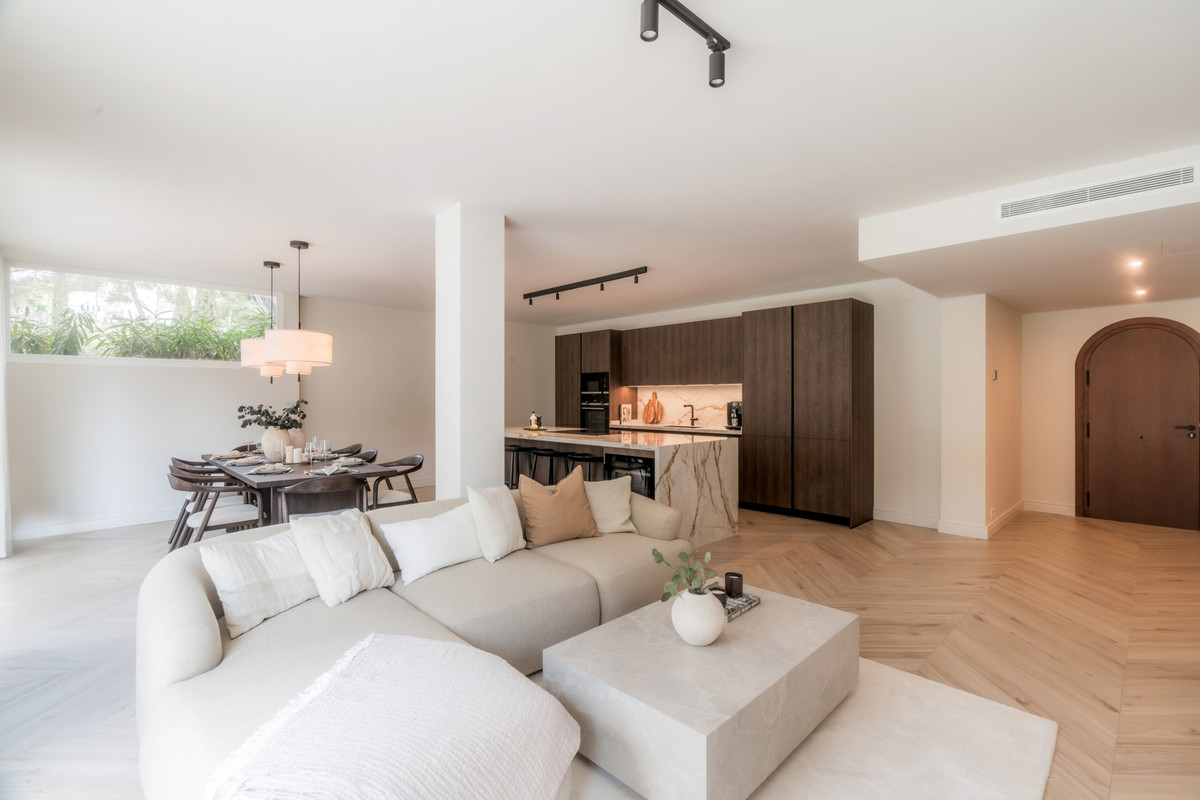 4 Bed Apartment for sale in The Golden Mile Costa Del Sol, Málaga, Spain