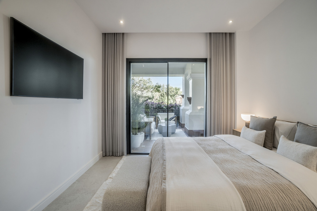 3 Bed Apartment for sale in The Golden Mile Costa Del Sol, Málaga, Spain