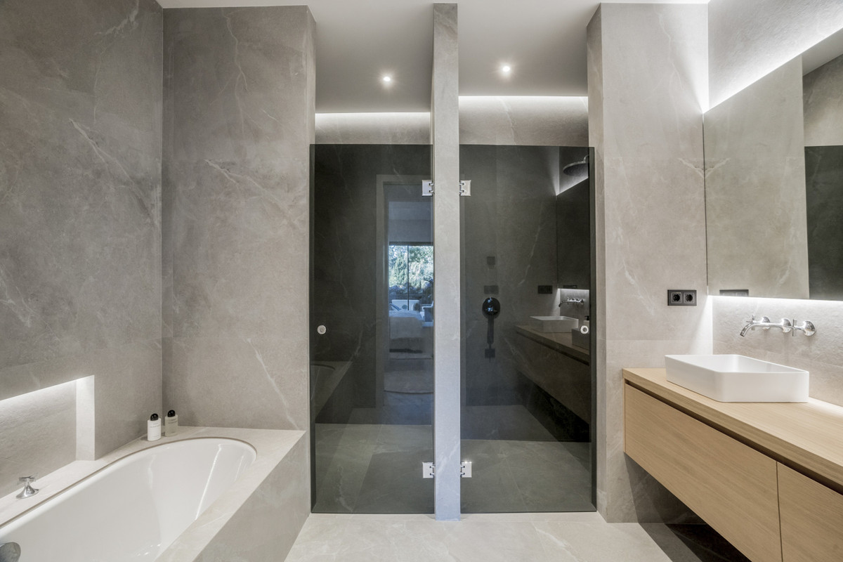 3 Bed Apartment for sale in The Golden Mile Costa Del Sol, Málaga, Spain