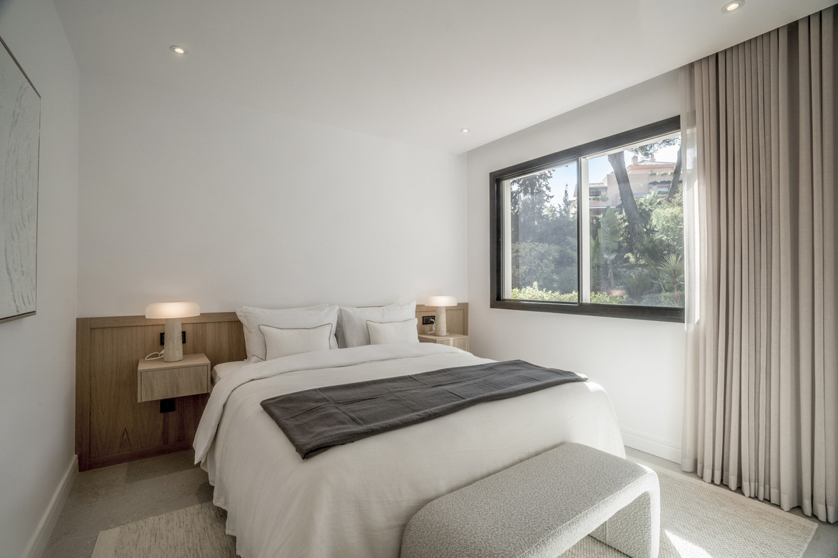 3 Bed Apartment for sale in The Golden Mile Costa Del Sol, Málaga, Spain