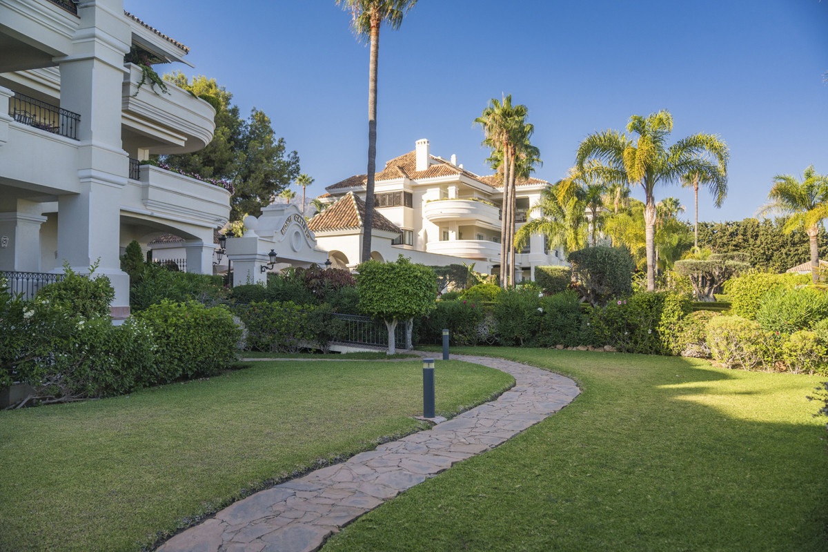 3 Bed Apartment for sale in The Golden Mile Costa Del Sol, Málaga, Spain
