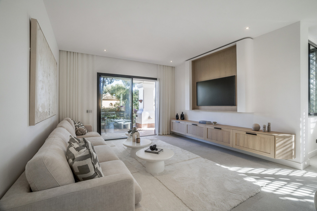 3 Bed Apartment for sale in The Golden Mile Costa Del Sol, Málaga, Spain
