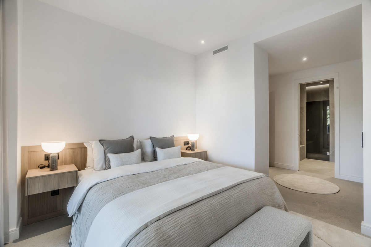 3 Bed Apartment for sale in The Golden Mile Costa Del Sol, Málaga, Spain