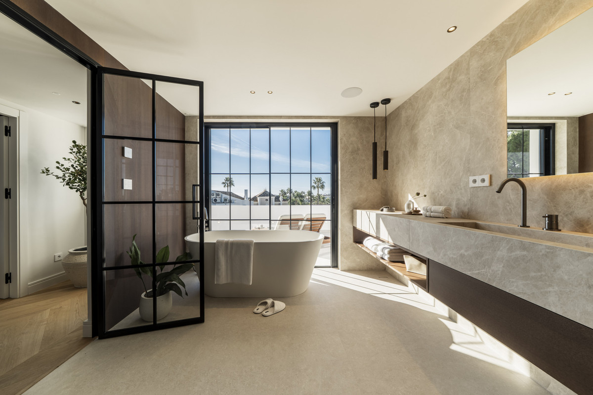 Se vende Villa - Chalet de 5 dormitorios en Costa Del Sol, Málaga, España