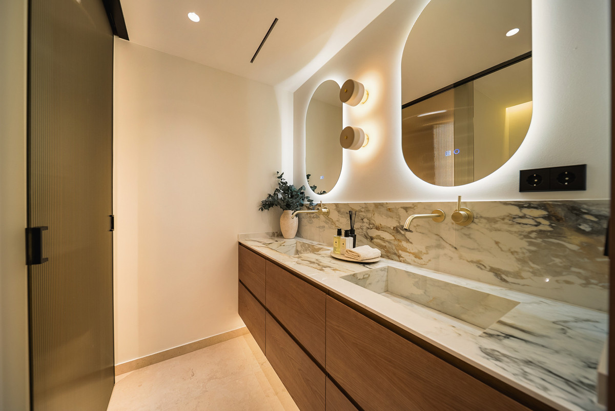 3 Bed Apartment for sale in The Golden Mile Costa Del Sol, Málaga, Spain