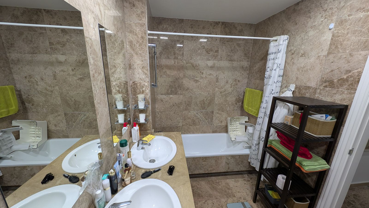 Se vende Apartamento Planta Media de 2 dormitorios en Costa Del Sol, Málaga, España
