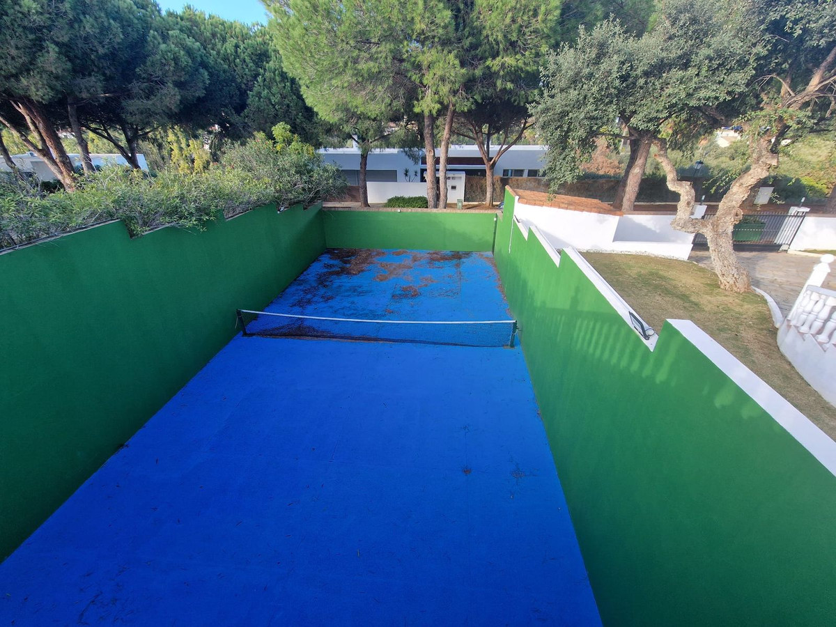 Se vende Villa - Chalet de 4 dormitorios en Costa Del Sol, Cadiz, España