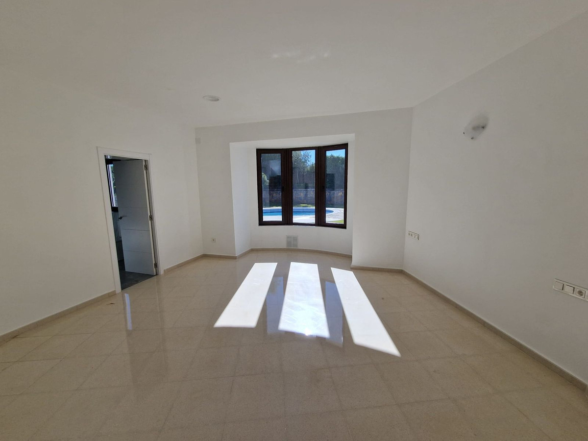 Se vende Villa - Chalet de 4 dormitorios en Costa Del Sol, Cadiz, España