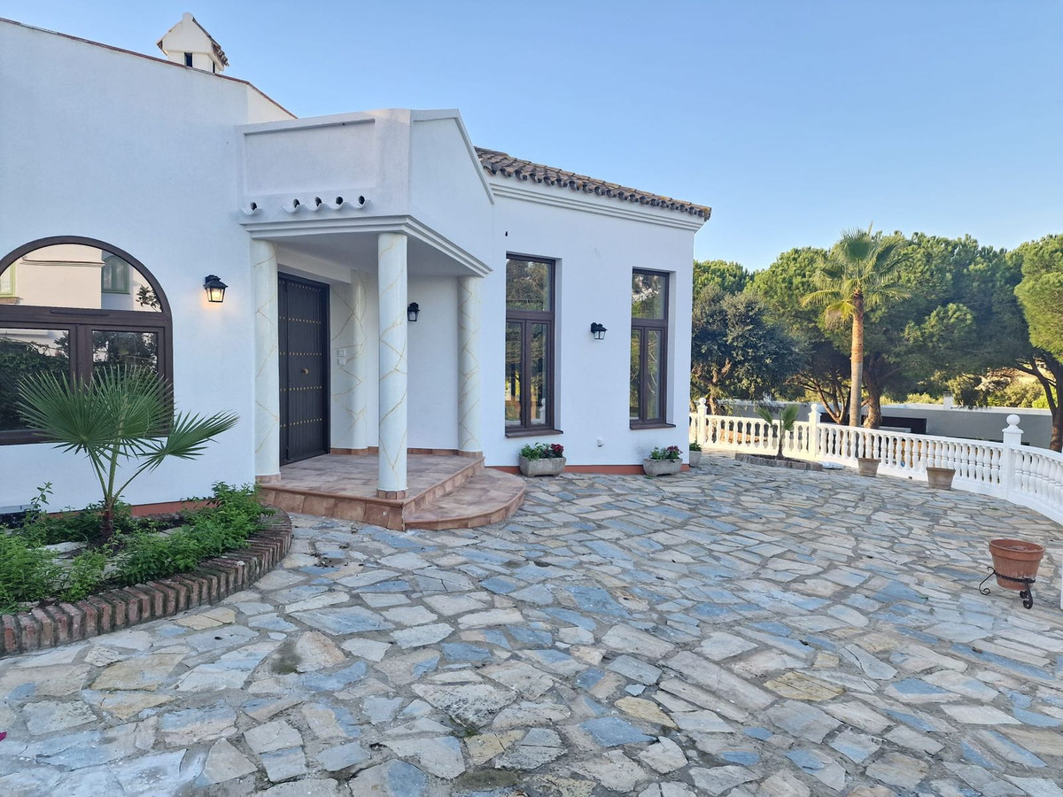 Se vende Villa - Chalet de 4 dormitorios en Costa Del Sol, Cadiz, España