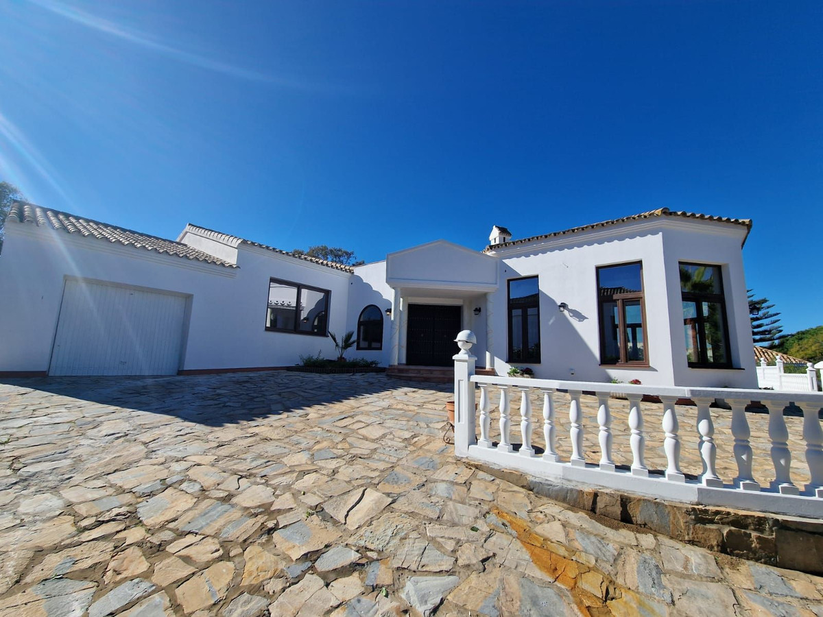 Se vende Villa - Chalet de 4 dormitorios en Costa Del Sol, Cadiz, España